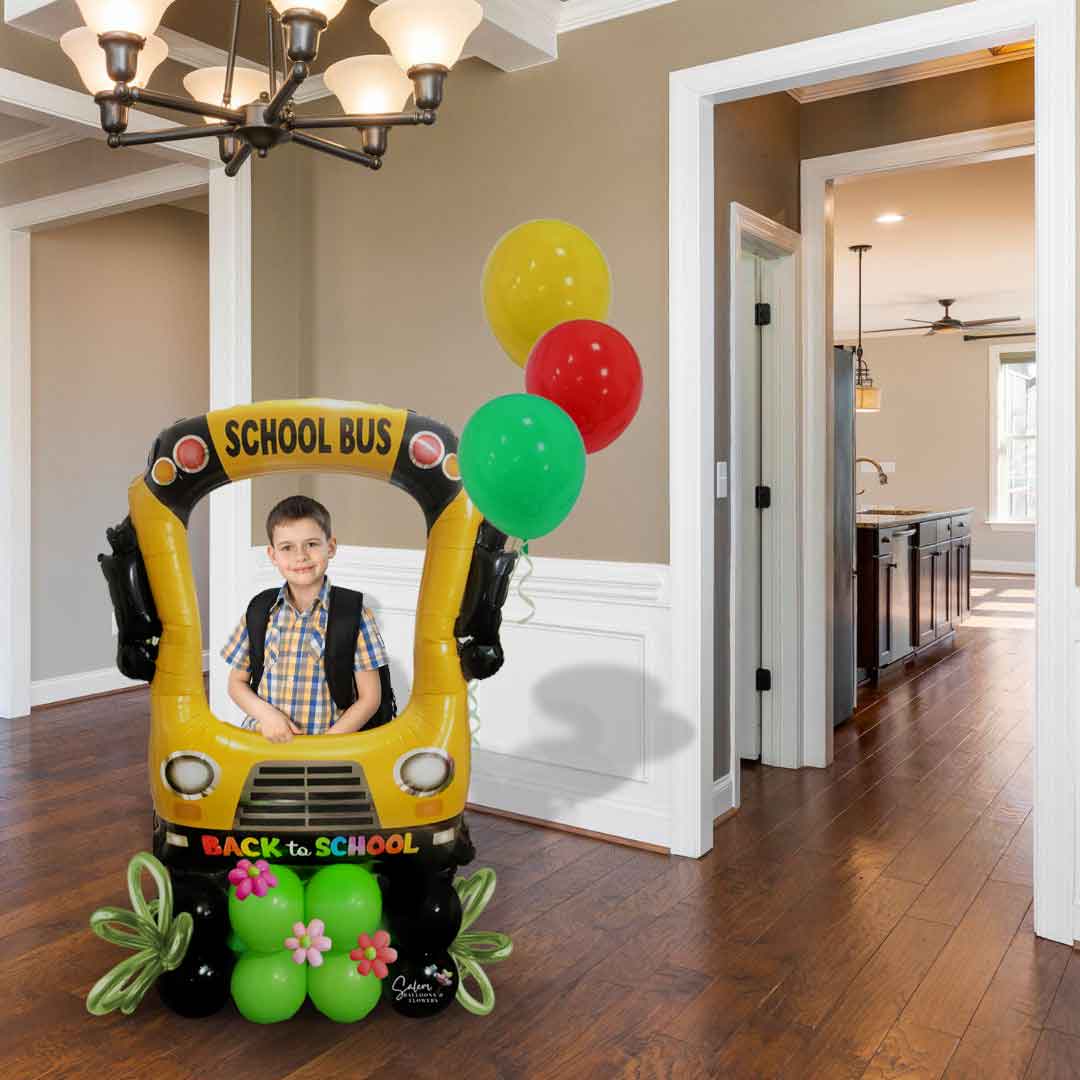 School bus balloon decoration with balloons in a home setting. Ideal backdrop for wonderful pictures of that 1st day of school. Oregon Balloon Delivery.
